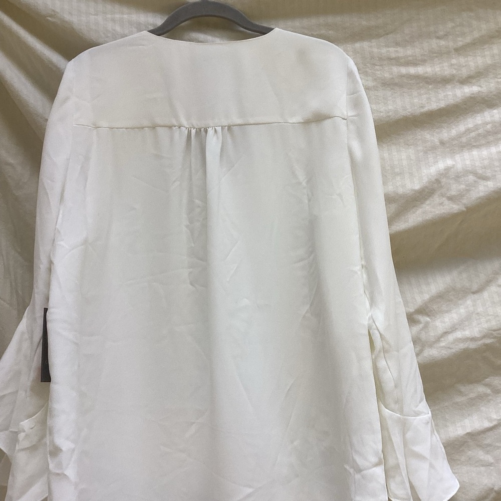 Vince Camuto NWT White V-Neck Ruffle Sleeve Blouse, size large - Picture 9 of 11